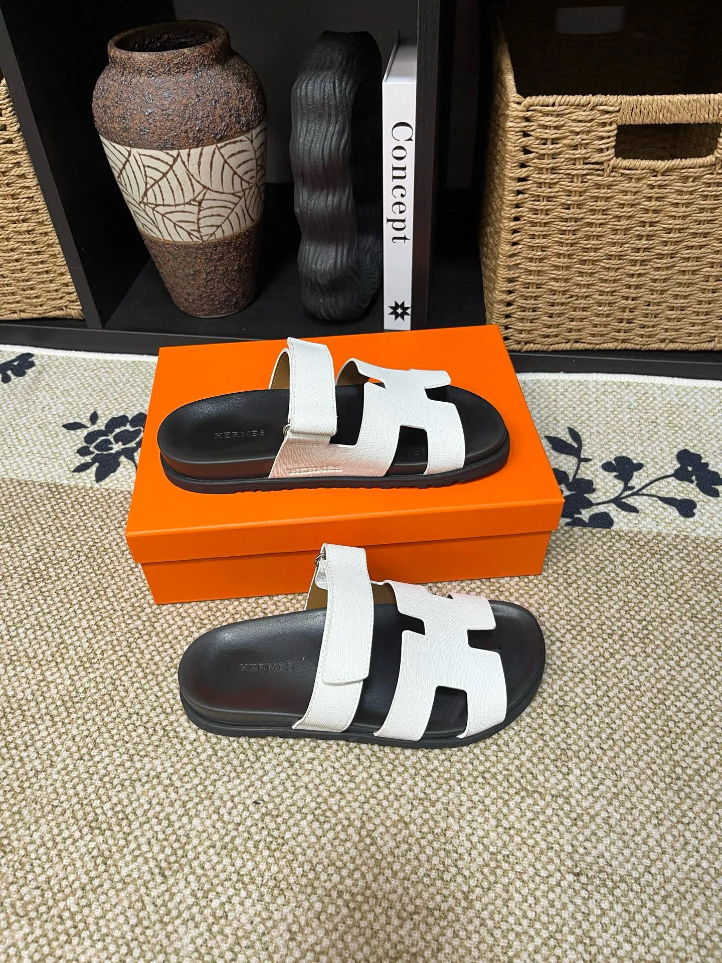 P300 Long-term stock Hermes men’s Kazimir slippers for couples - top quality woven calfskin functional sandals with intertwined uppers inspired by the “H” iconic pattern to create a casual look, perfect for summer. Imported cowhide + cowhide lining + TUP outsole Size: 35-46